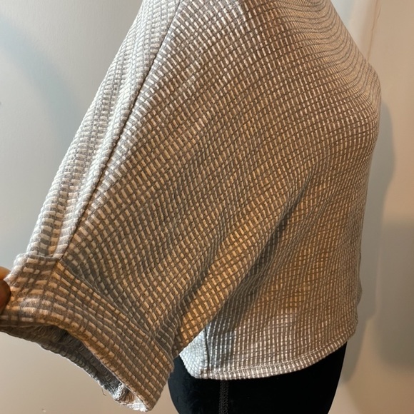 Caution to the wind womens top color grey & white size small - Picture 6 of 8